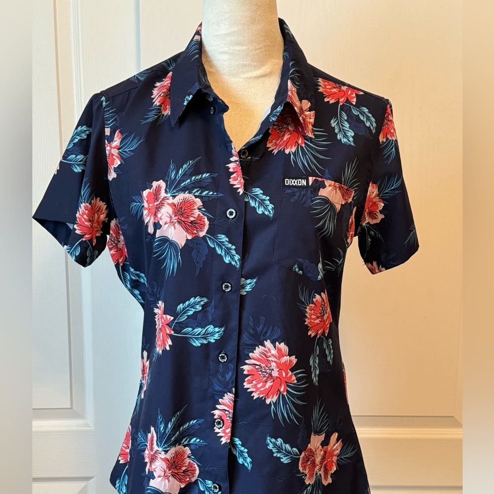 DIXXON women’s Cayman short sleeve party shirt.  EUC size Medium.